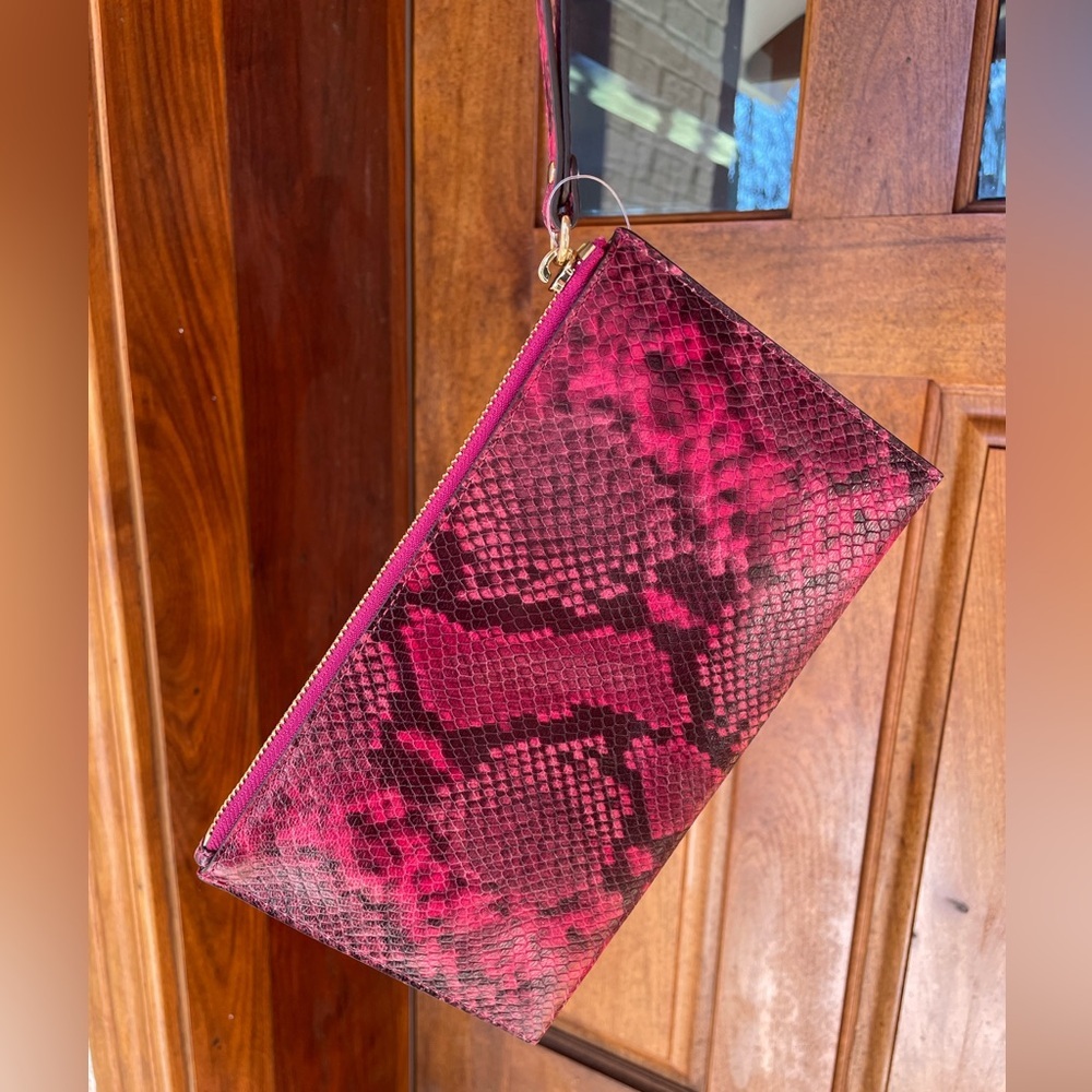 Michael Kors Jet Set Large Zip Clutch
Fuschia Snakeskin Embossed Leather
New - Picture 9 of 9